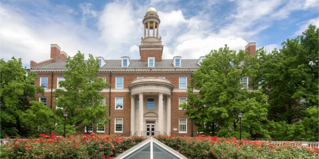 À l'âge de 65 ans, un professeur trouve l'inspiration dans un dortoir pour écrire un livre sur le Saint-Esprit