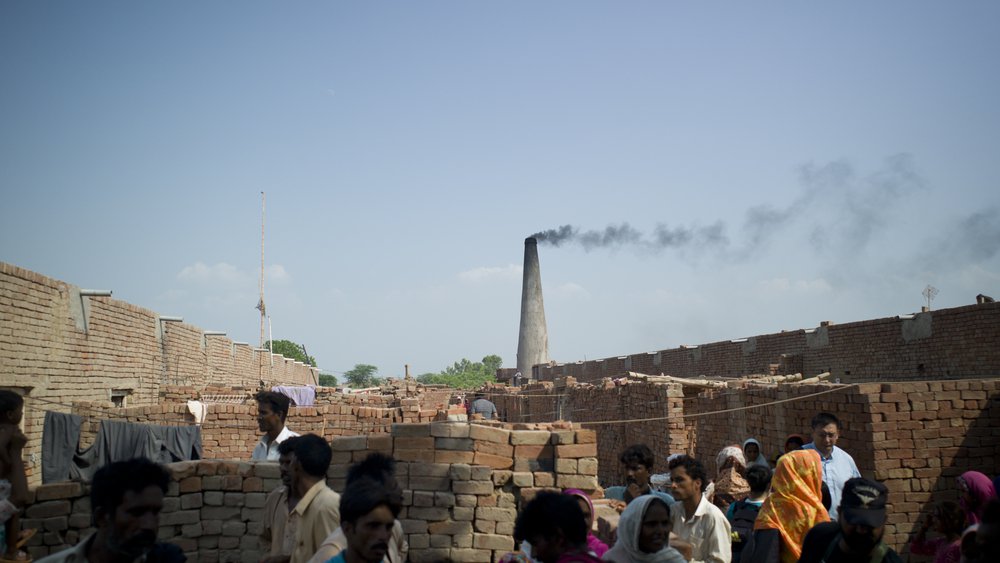 Au Pakistan, un prêtre libère les esclaves des usines de briques