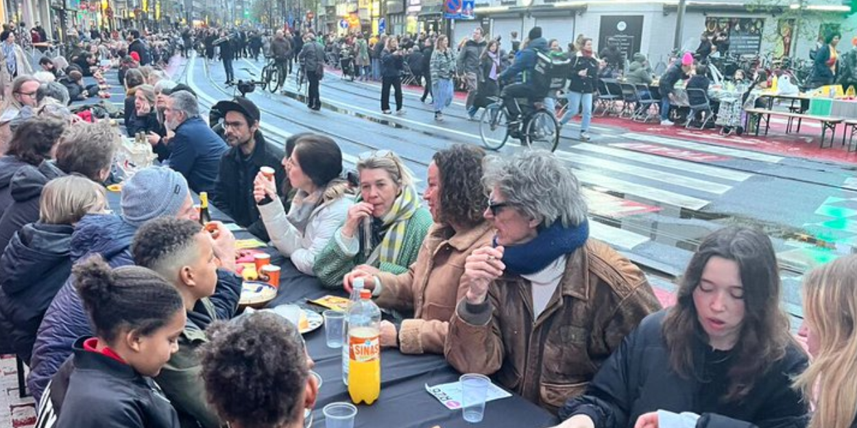 Belgique  7 000 personnes se sont rassemblées autour d'une table de deux kilomètres pour Pâques et le Ramadan