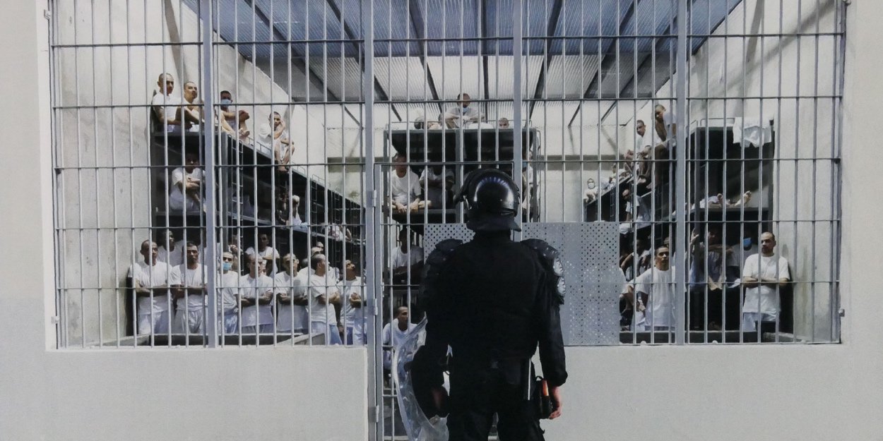 Expulsé des États-Unis vers “l’enfer” d’une prison au Salvador la Bible comme lueur d’espoir