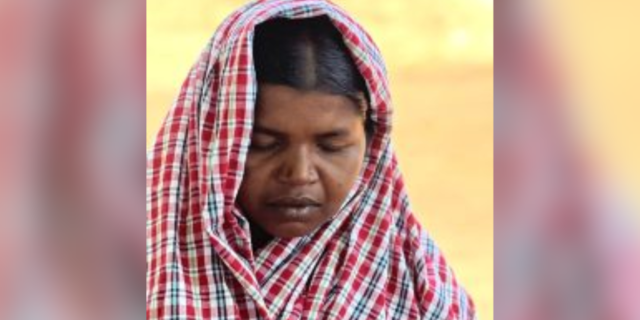 Inde  une veuve chrétienne fuit son village pour échapper à la mort après l'assassinat de son mari, tout en maintenant sa foi en Jésus