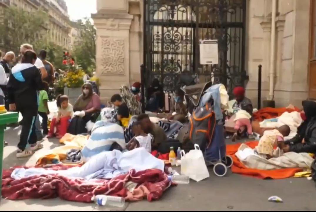 JO 2024  plus de 350 personnes à la rue campent devant la mairie du 18e arrondissement