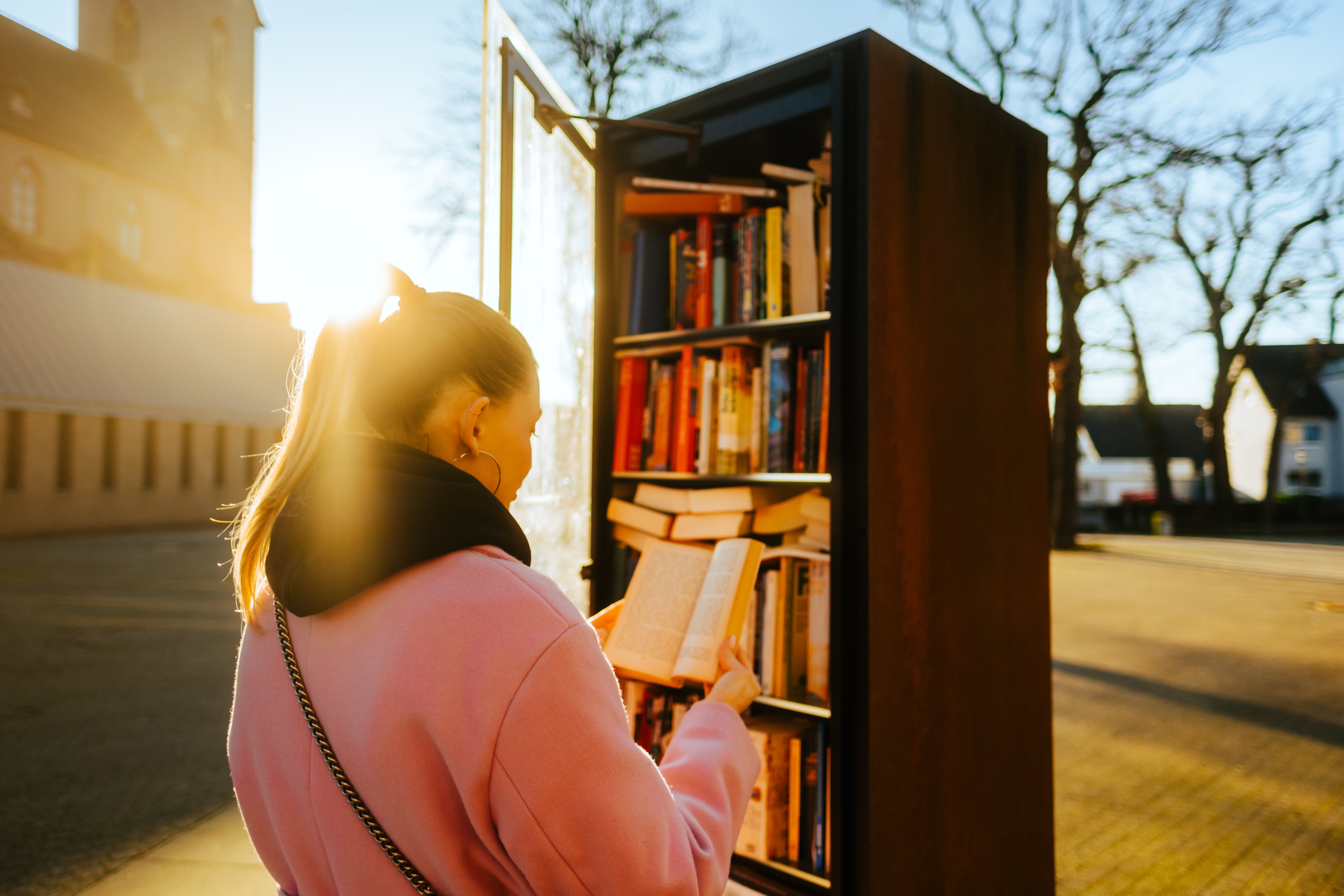 L'Oregon  une femme propage l'amour de Dieu avec des Bibles gratuites dans sa bibliothèque de quartier