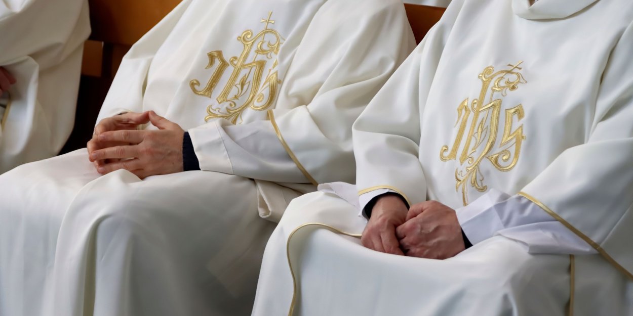 Le nombre de prêtres catholiques ordonnés repart à la baisse