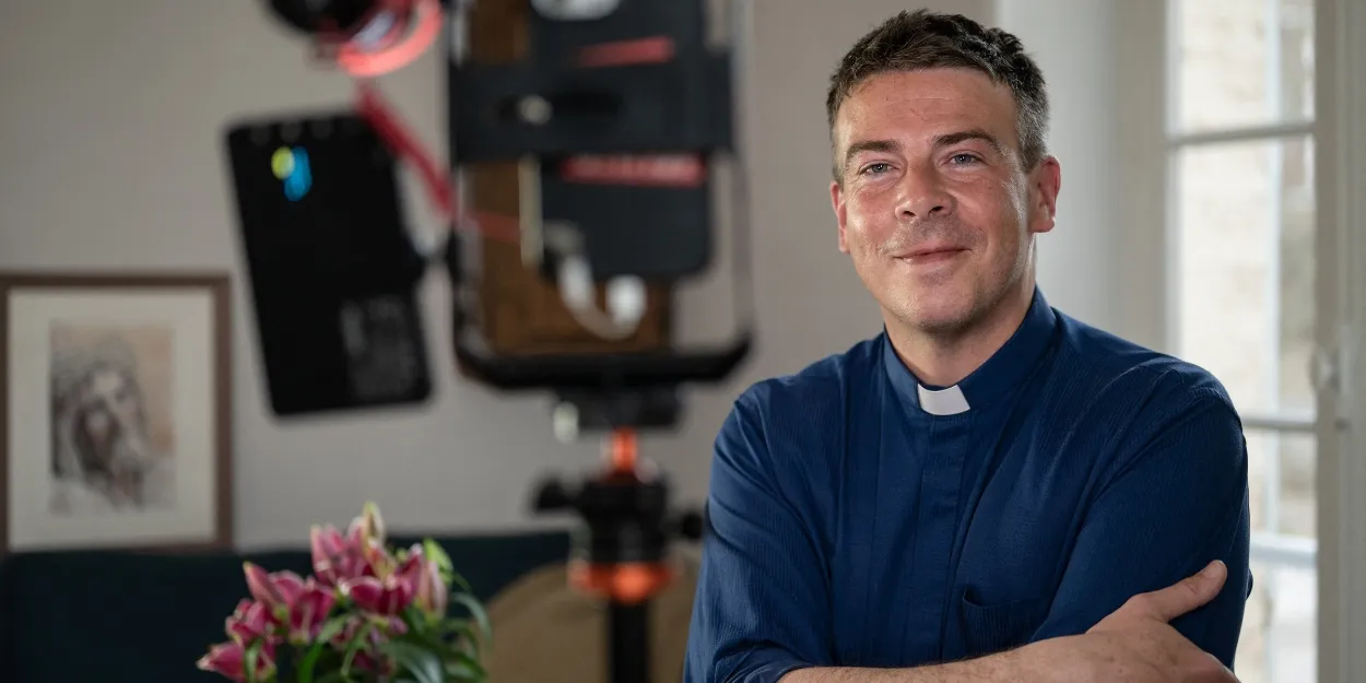 Le père Matthieu, ex-star de Tik-Tok, quitte le sacerdoce