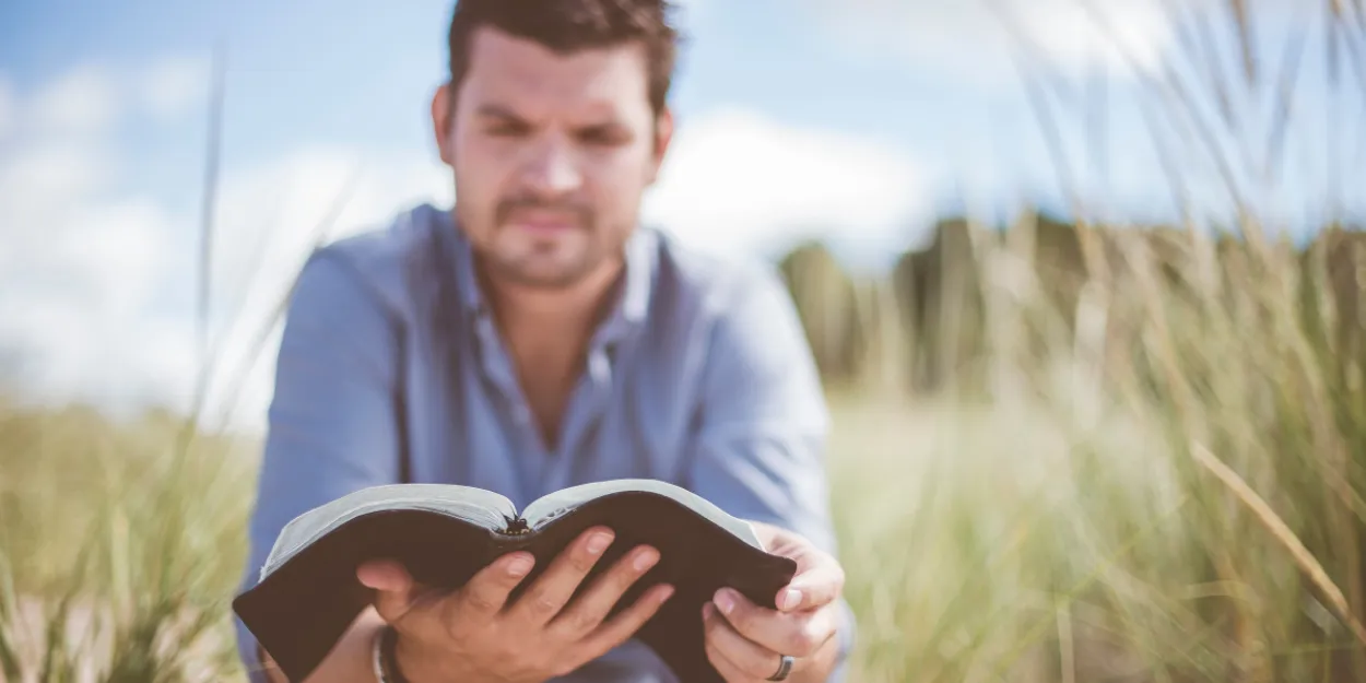 Rapport les jeunes adultes américains déclarent que la Bible a transformé leur vie