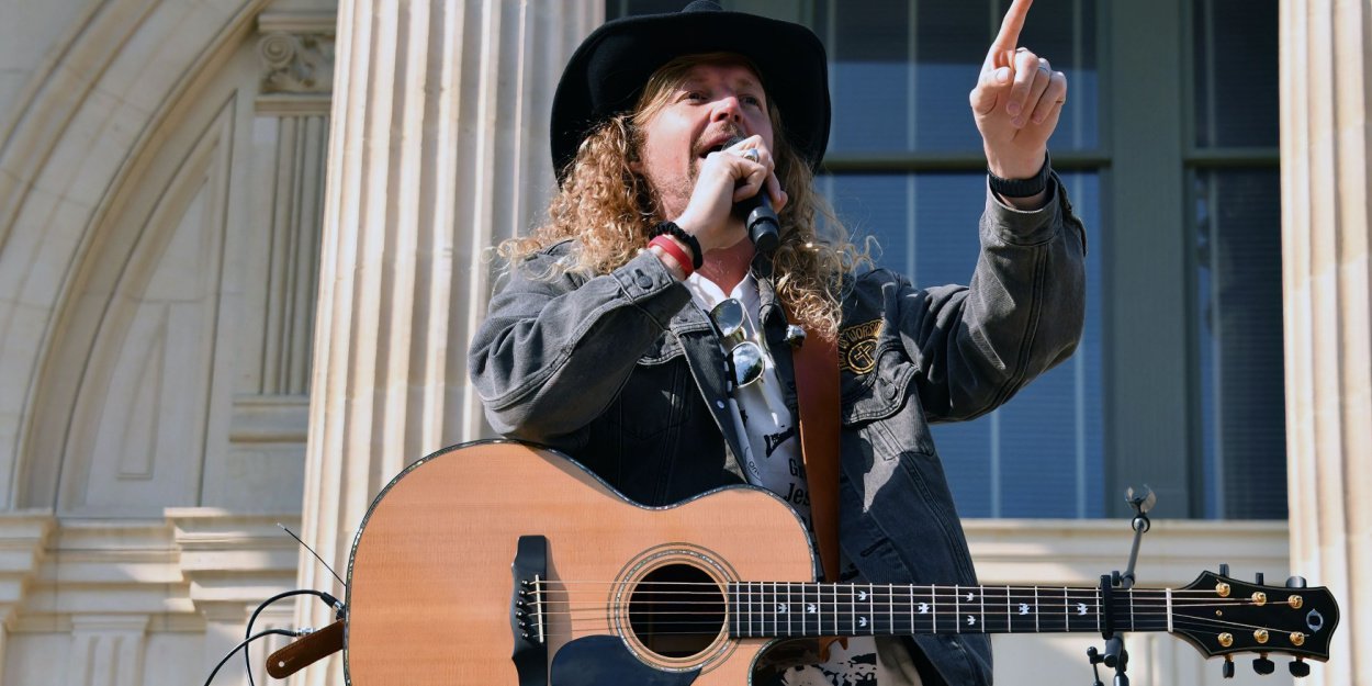 Zach avait volé la guitare de Sean Feucht et l'avait regretté… il vient de se faire baptiser !