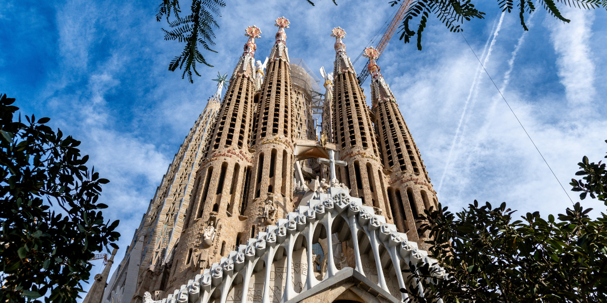 ecologistes_aspergent_peinture_facade_basilique_sagrada_familia_barcelone