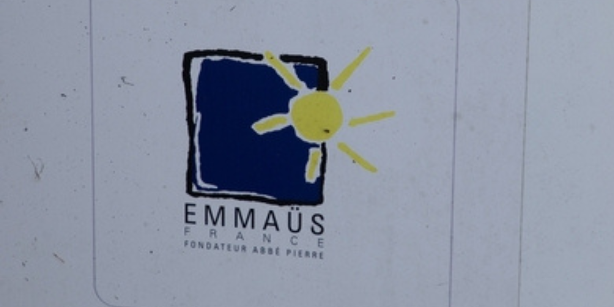 emmaus_eloigne_abbe_pierre_retirant_logo