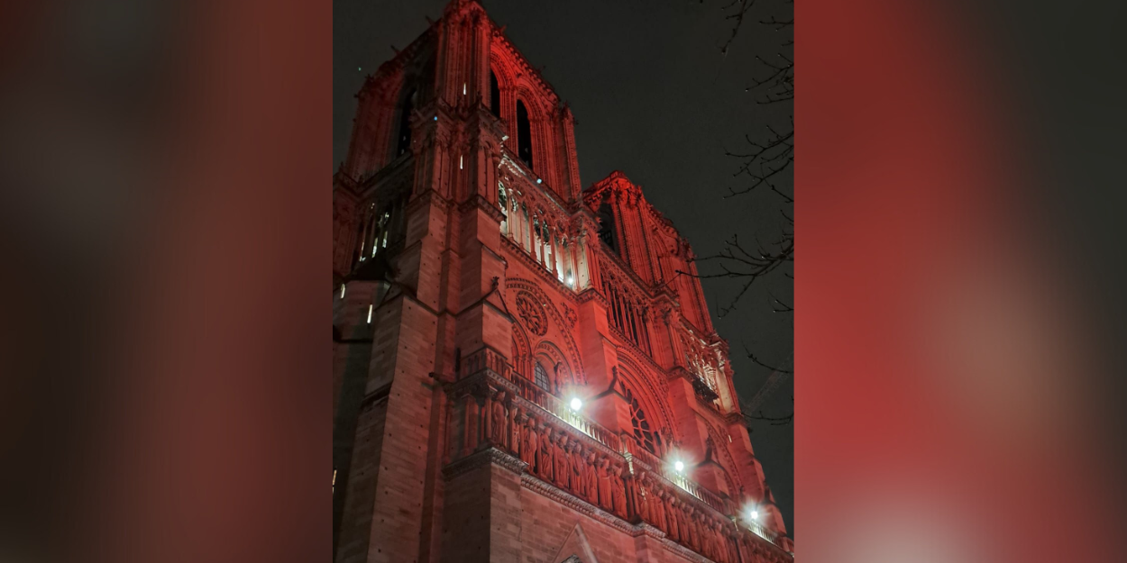 notre_dame_illuminée_rouge