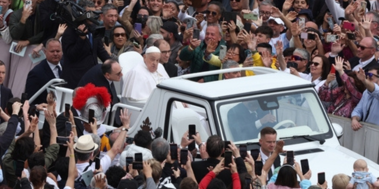 papamobile_francois_convertie_dispensaire_enfants_gaza
