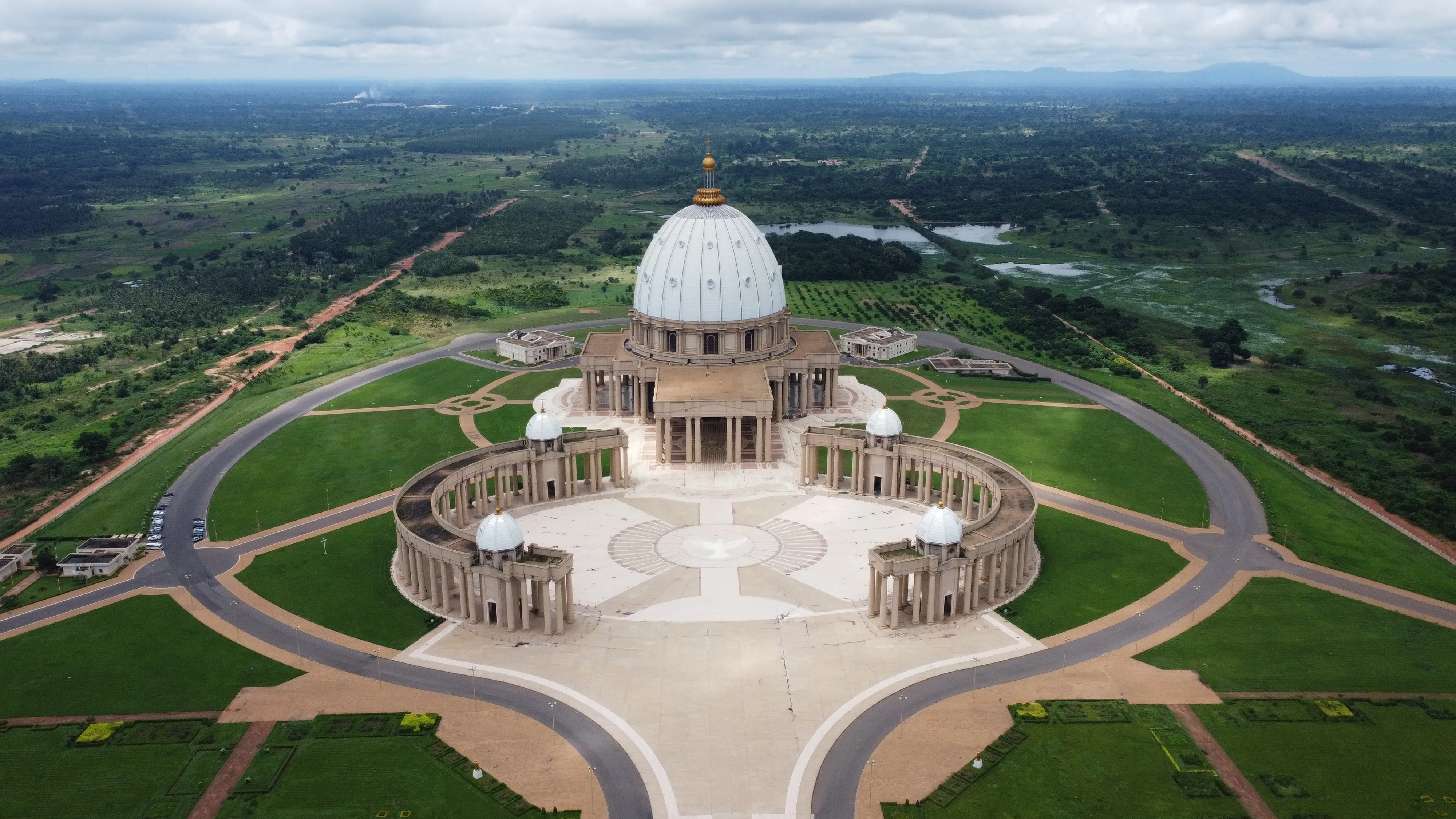 Cote_dIvoire_la_fierte_de_la_basilique_de_Yamoussoukro_notre_Tour_Eiffel