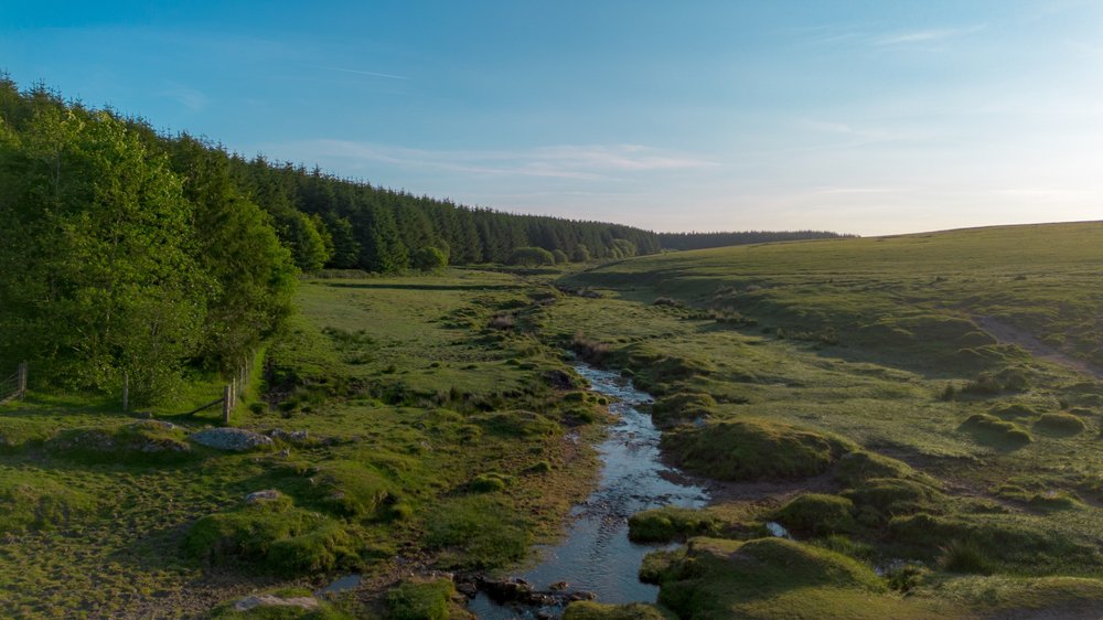 En Cornouailles, se faire baptiser au milieu des landes dans une rivière glaciale