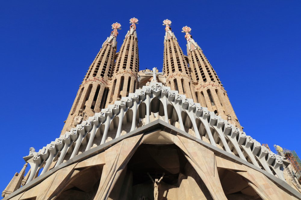 Des églises à travers le monde illuminées en rouge pour les chrétiens persécutés